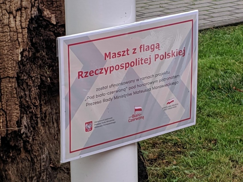 Urząd Gminy w Podgórzynie z nowym masztem flagowym. Finał akcji „Pod Biało-czerwoną"!