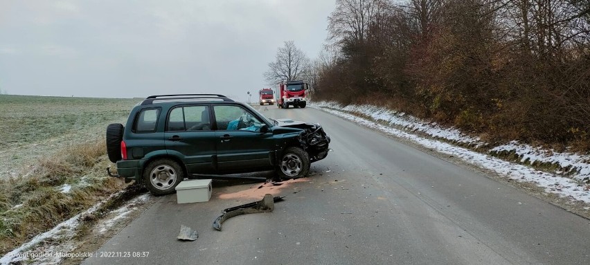 Groźny wypadek w Bystrej. Na oblodzonej drodze gminnej zderzyły się dwa samochody. Droga jest zablokowana