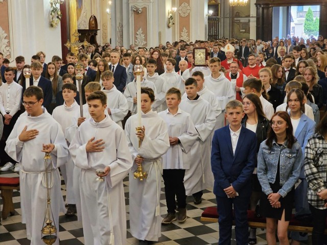 Sakrament bierzmowania w parafii św. Bartłomieja przyjęło 14 czerwca 261 młodych osób