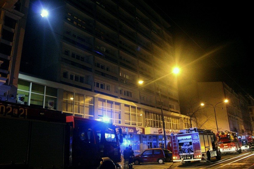 Nocny pożar w wieżowcu przy Narutowicza w Łodzi