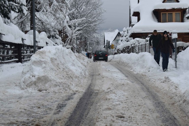 Zakopane pod śniegiem. Trudno się jeździ i chodzi. Choć te największe problemy już za nami. Na razie...