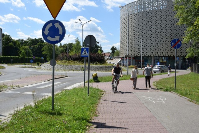 Trasa rowerowa przy ulicy Radiowej zostanie doprowadzona do ronda przy Galerii Korona i powstaną przejazdy rowerowe

Zobacz kolejne zdjęcia z miejscami, gdzie powstaną przejazdy rowerowe