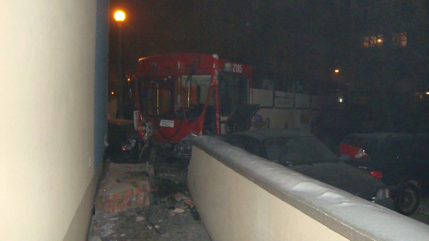 Autobus uszkodził cztery auta na Dr. Męczenników Majdanka (FOTO)