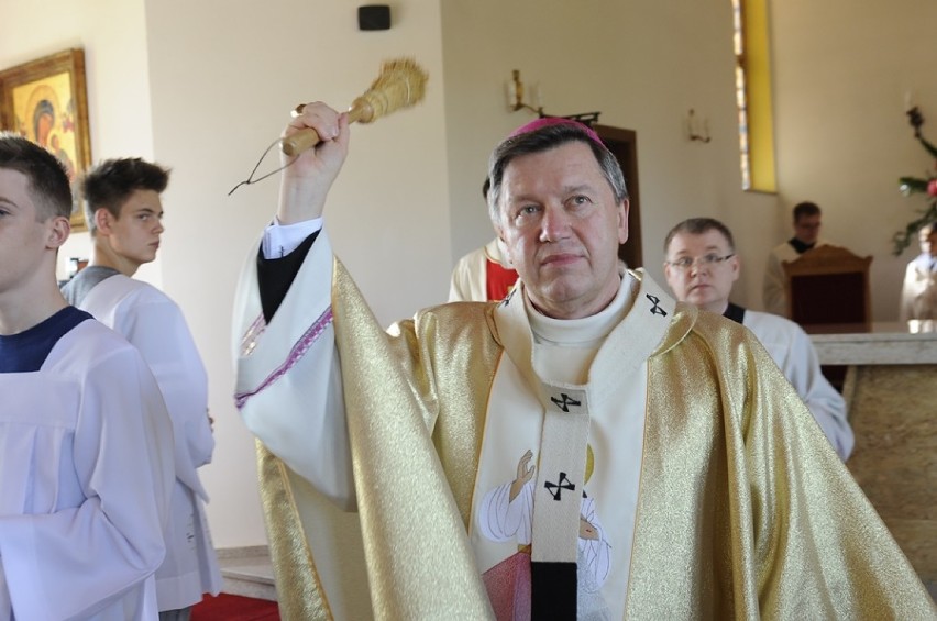 Arcybiskup dokonał konsekracji kościoła (ZDJĘCIA)