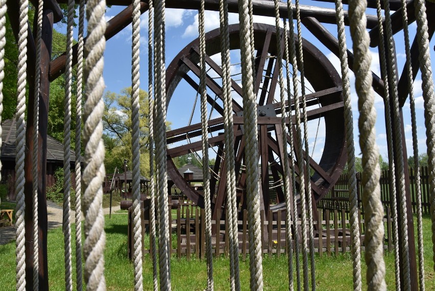 Szymbark. Park Etnograficzno-Edukacyjny w skansenie. Tylko tutaj można wejść do koła młyńskiego, by uruchomić maselniczkę [ZDJĘCIA]