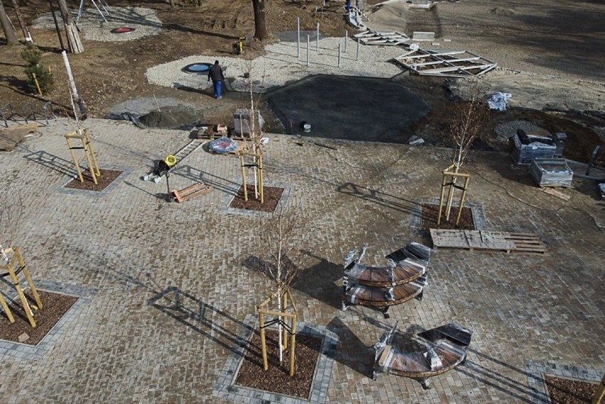 Nowy Sącz. Dobiegają końca prace przy rewitalizacji Parku Strzeleckiego. Amfiteatr wygląda imponująco [ZDJĘCIA]