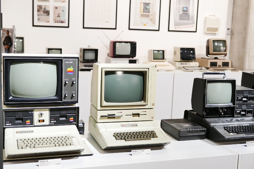 Muzeum Apple w Fabryce Norblina już otwarte. To jedyne takie miejsce w Polsce. W środku 1600 eksponatów i replika pierwszego komputera