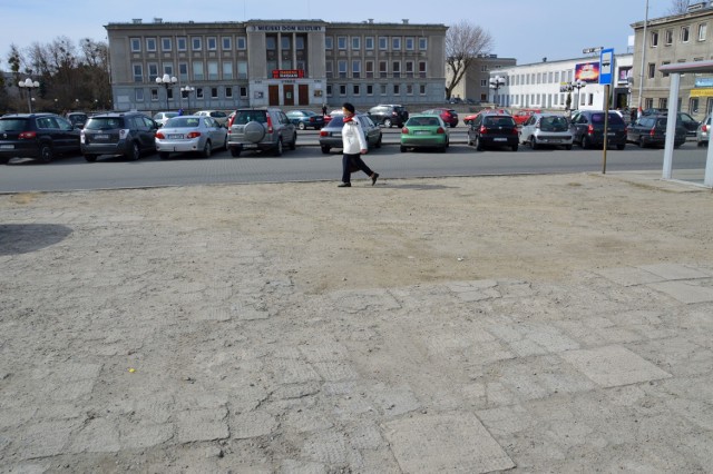 Plac Piłsudskiego otoczony jest budynkami w stylu socrealistycznym, z zabytkowym Miejskim Domem Kultury. Ale nawierzchnia placu jest zdewastowana