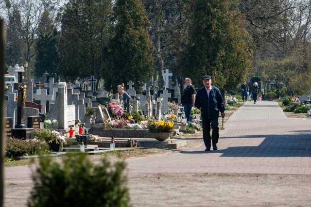 Niestety, w tej chwili nie ma jednoznacznej odpowiedzi na to czy można odwiedzać cmentarze.