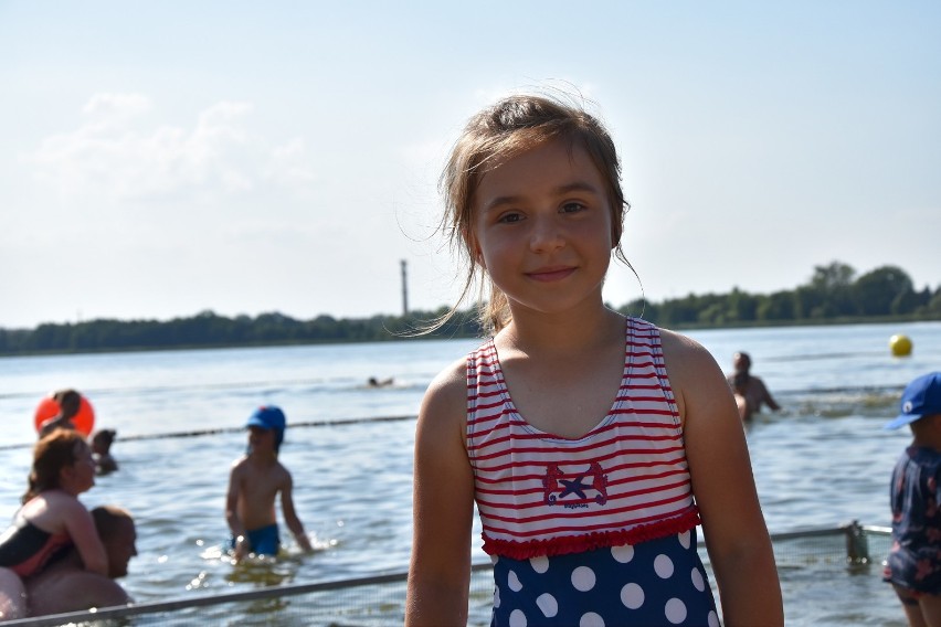 Upały w Chodzieży. Mieszkańcy szukają ukojenia w cieniu, nad wodą i na lodach [ZDJĘCIA]