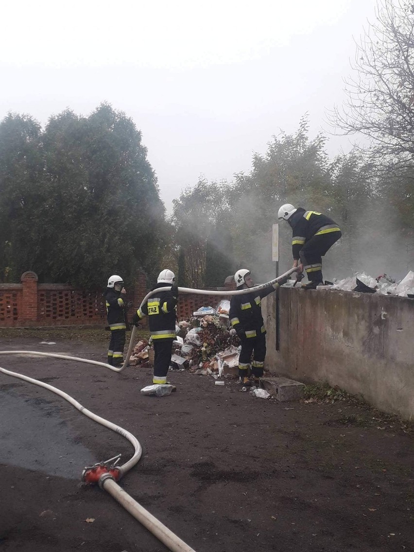 Strażacy z powiatu brodnickiego gasili płonące śmieci i...