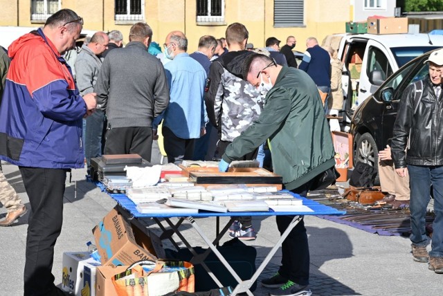 Militaria, zastawy stołowe, lampy naftowe, stare winyle, a nawet interesujące i trudne do zdobycia przedwojenne przedmioty, jak dziecięcy wózek oraz maselniczka można było kupić w sobotę, 19 września, na placu przed Wojewódzkim Domem Kultury w Kielcach na giełdzie kolekcjonerskiej. Jak się okazało – miłośników tego typu przedmiotów wciąż nie brakuje. 

Pogoda sprzyjała, więc na giełdę przyszło wiele osób, które postanowiły zapolować na zabytkową „perełkę”. Dużym zainteresowaniem cieszyły się meble, które mimo wielu lat wciąż świetnie wyglądały oraz skórzane akcesoria czy meble. Nie brakowało również starych, ale wciąż działających aparatów fotograficznych, akcesoriów domowych oraz pięknej, porcelanowej zastawy stołowej sprowadzanej z wielu zakątków świata.

ZOBACZ NA KOLEJNYCH SLAJDACH>>>