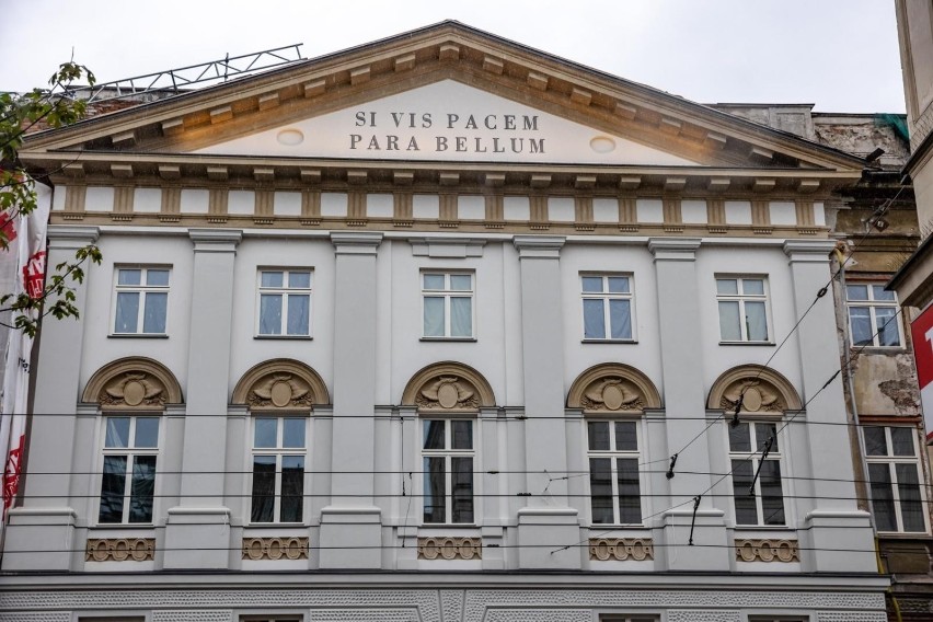 Kraków. Słynne przysłowie na elewacji hotelu na Stradomiu. W sąsiedztwie kończą budowę apartamentowca [ZDJĘCIA]