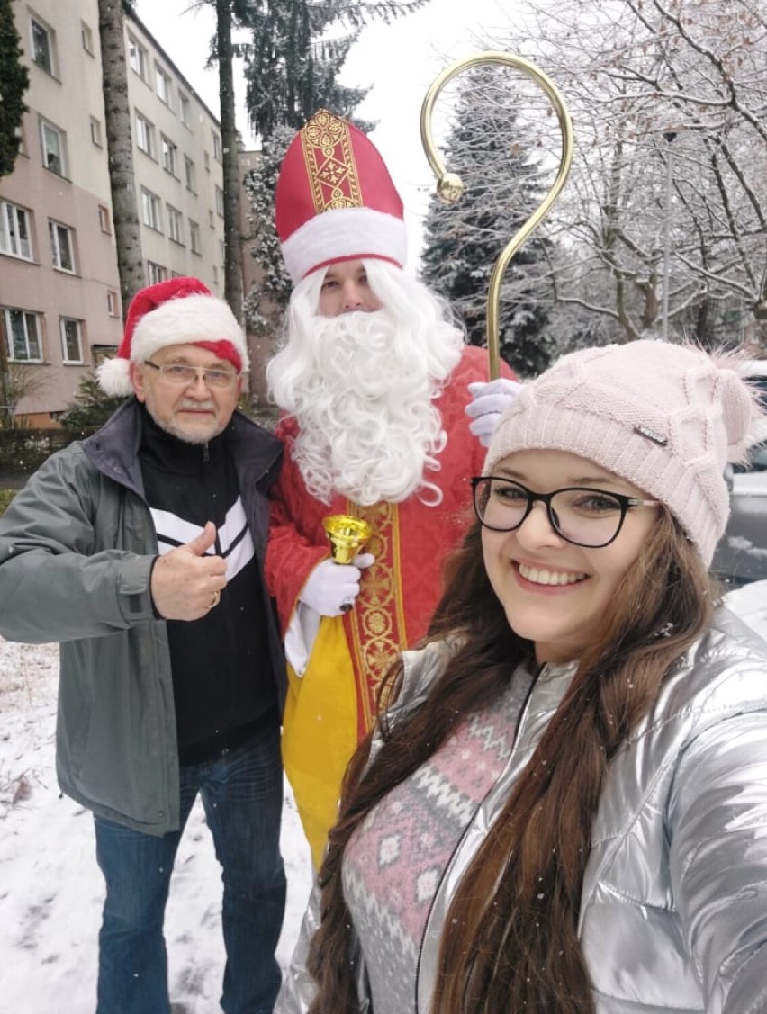 Święty Mikołaj odwiedził dzieci na osiedlu Kazanów w Przemyślu [ZDJĘCIA]