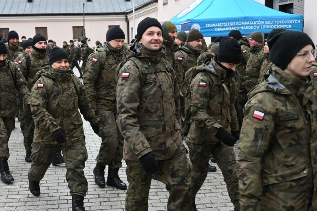 Uczestnicy zebrali się przed Ośrodkiem Myśli Patriotycznej i Obywatelskiej w Kielcach.