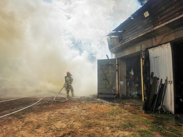Pożar w Sroczewie doszczętnie zniszczył stodołę. Płomienie pojawiły się również w budynku mieszkalnym.