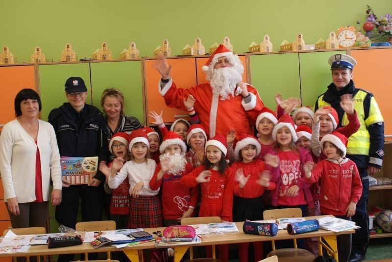 Wieluń: Mikołaj pojawił sie w szkołach i na drogach