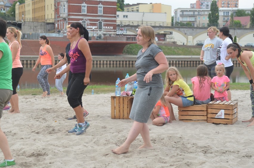 Zumba na plaży miejskiej porwała dziesiątki gorzowian [zdjęcia]