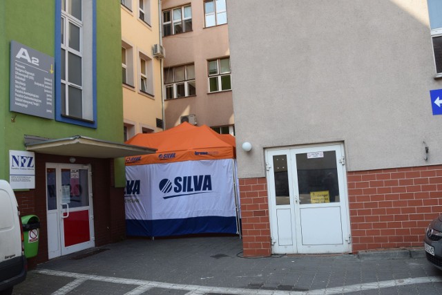Szpital w Szczecinku - przy tym wejściu znajdzie się punkt poboru próbek