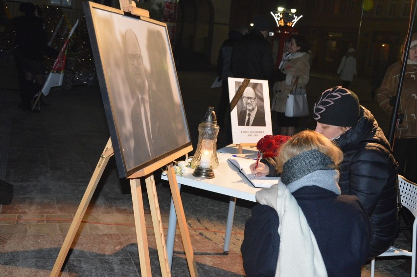 Pożegnanie Pawła Adamowicza na opolskim Rynku, tydzień po...