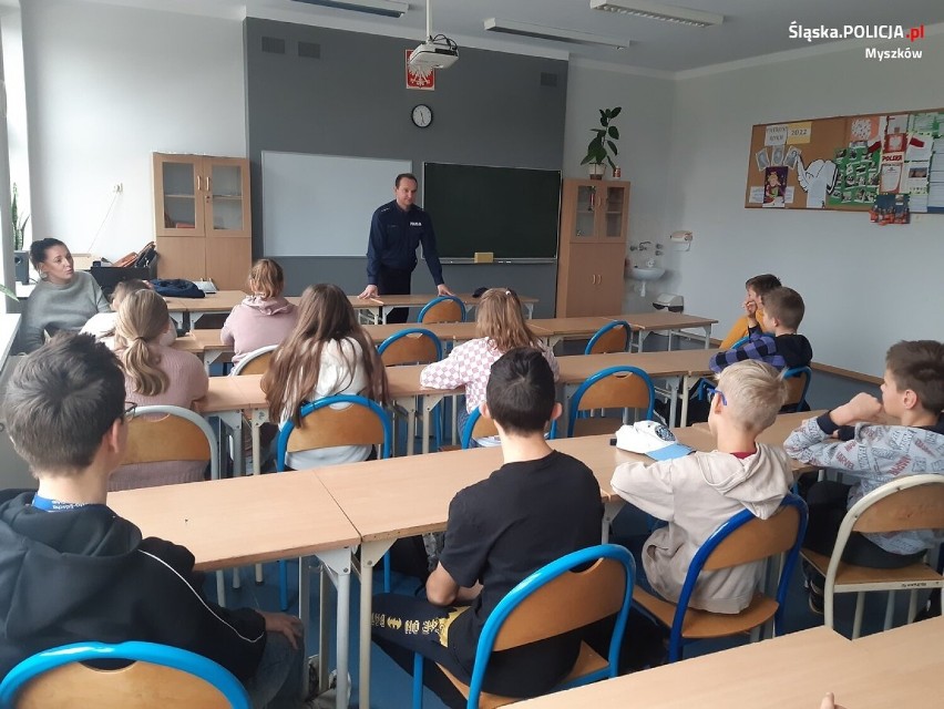 Myszkowscy policjanci prowadzą akcję profilaktyczną wśród uczniów