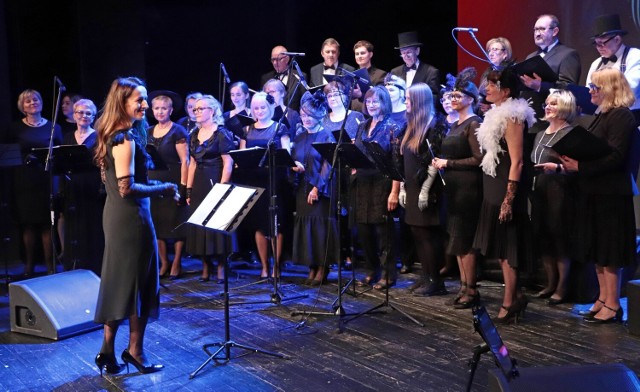 Koncert  „Powróćmy jak za dawnych lat” na scenie grudziądzkiego teatru zorganizowano z okazji Narodowego Święta Niepodległości