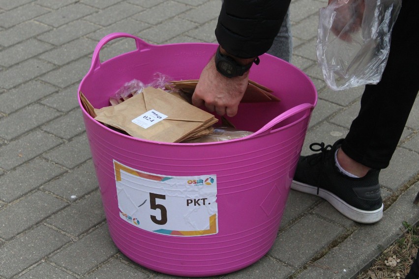 #zbierz5 – akcja OSiR-u w Miastku zatacza coraz szersze kręgi. Mieszkańcy dołączają do zbierania śmieci