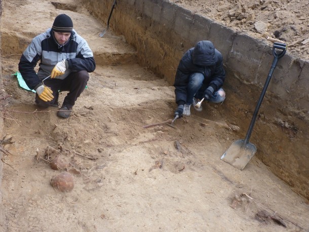 Przy pomniku  -  Grobie Żołnierzy Radzieckich trwają prace archeologiczne