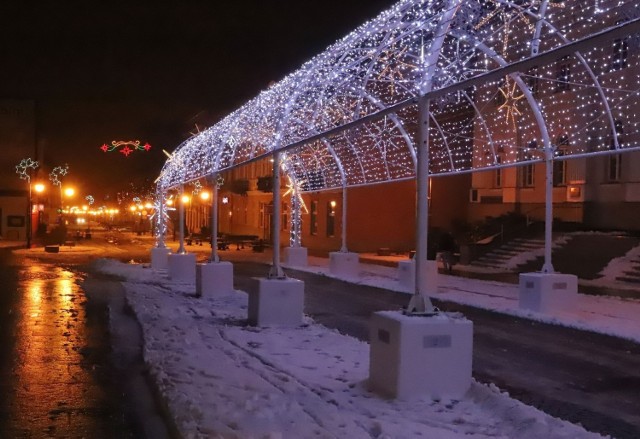 Trwa głosowanie w Plebiscycie Miast „Świeć się z Energą”. To konkurs na najpiękniejszą świąteczną iluminację. O zwycięstwo walczy Radom, który już pięć razy wygrywał na etapie wojewódzkim.

W tym roku zwycięzca regionalny może liczyć na nagrody w postaci energooszczędnego sprzętu o wartości 10 tysięcy złotych. W finale akcji do zdobycia jest tytuł "Świetlnej Stolicy Polski” oraz nagrody o łącznej wartości aż 40.000 zł, w tym urządzenia AGD i lampy UV-C. Na laureata czeka też instalacja fotowoltaiczna do zamontowania np. w placówce opiekuńczo-wychowawczej.

Głosowanie potrwa do 11 stycznia 2022 roku. Na miasta biorące udział w konkursie można oddać do 10 głosów dziennie.

Głosuj na Radom w plebiscycie "Świeć się z Energą"