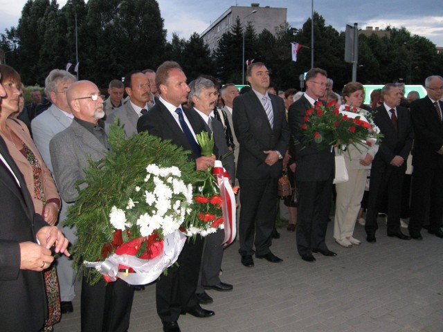 Włodarze złożyli wieńce pod pomnikiem Solidarności