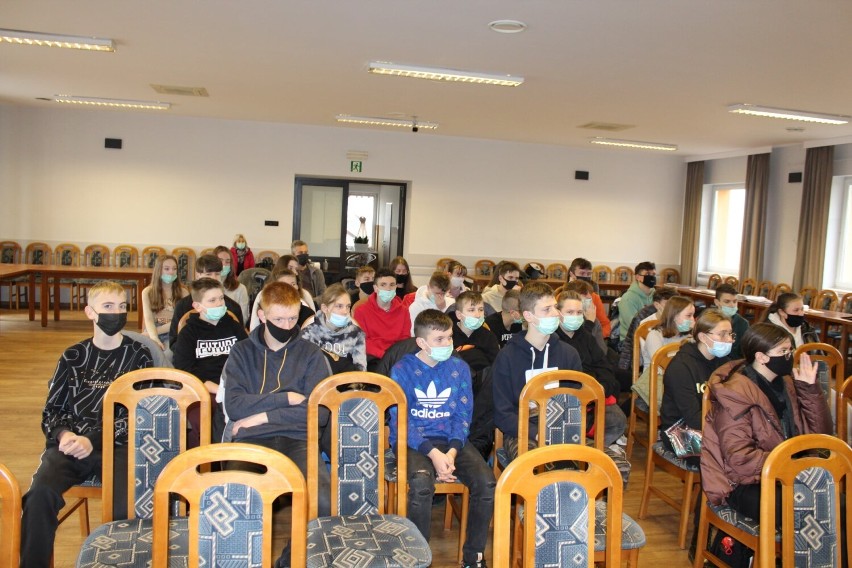 Uczniowie poznali historię młynów w Czarnożyłach. To była ciekawa lekcja historii przy okazji promocji książki Wiesława Dworniaka