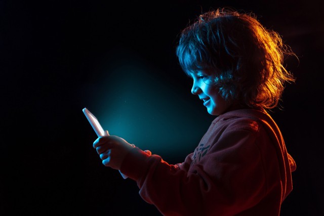 Ekrany urządzeń takich jak smartfony czy laptopy zwykle emitują duże ilości pobudzającego mózg niebieskiego światła.