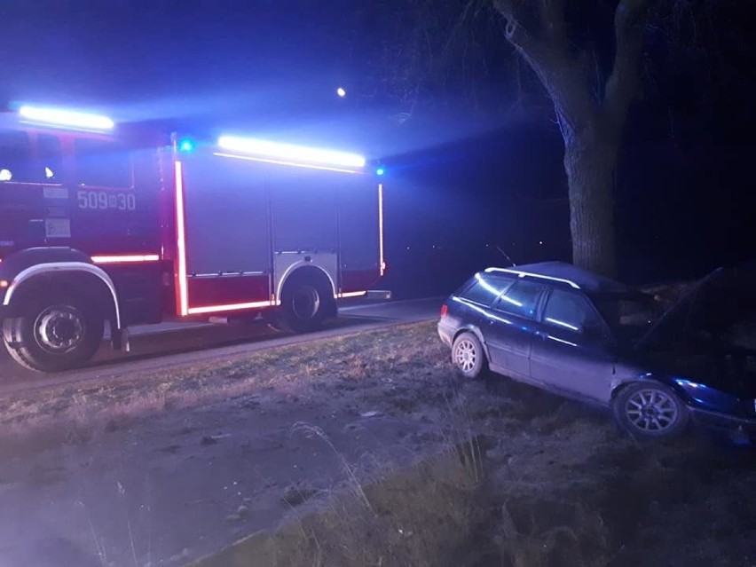 Malechy. Wypadek drogowy, 15.02.2020. Audi uderzyło w drzewo