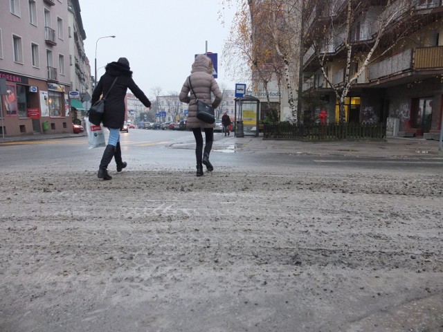 Ulice brudzą ciężarówki, wyjeżdżające z budowy parkingu podziemnego na placu Kopernika.