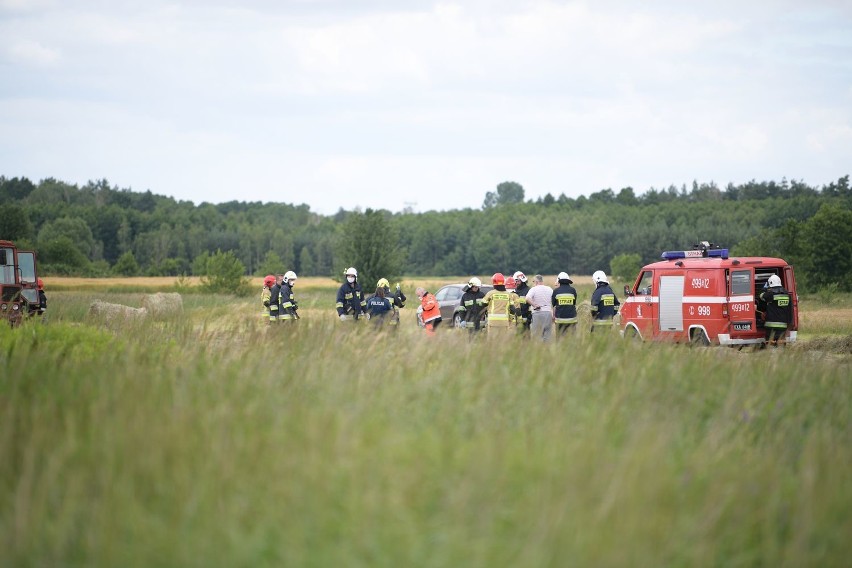Tragiczny wypadek w Starokrzepicach. 43-latek stracił rękę podczas prac na polu ZDJĘCIA