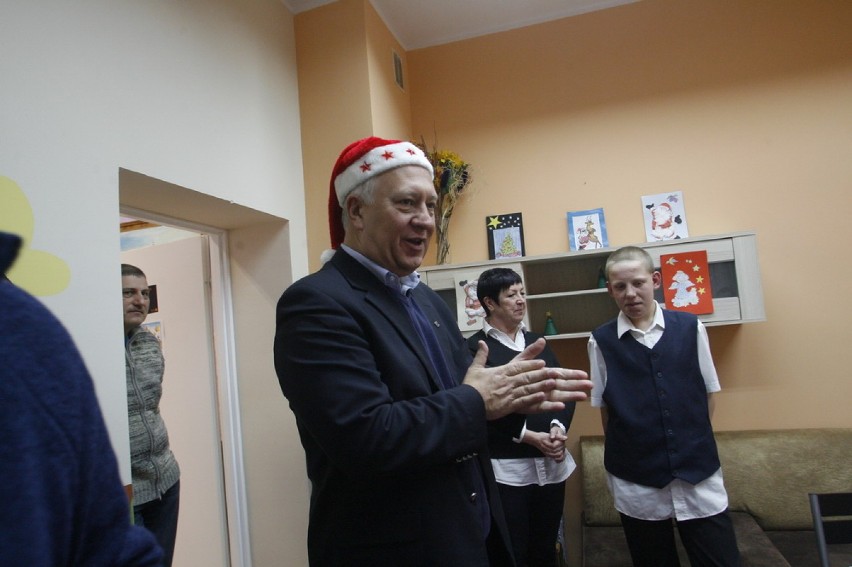 Prezydent Legnicy Świętym Mikołajem (ZDJĘCIA)