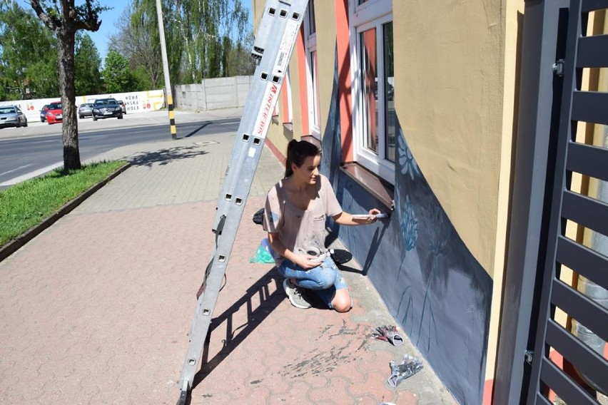 Mural na kamienicy przy ul. Złotnickiego tworzy Karolina...