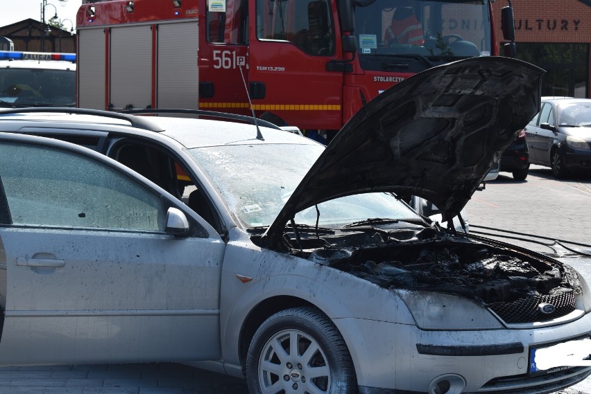 Pleszew. Auto na parkingu stanęło w płomieniach