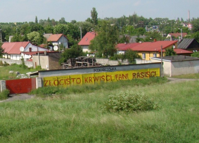 Napis przy torach kolejowych Kielce - Kraków