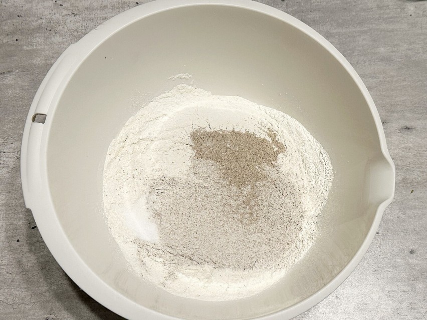 Do dużej miski przesiej mąkę pszenną i mąkę pełnoziarnistą....