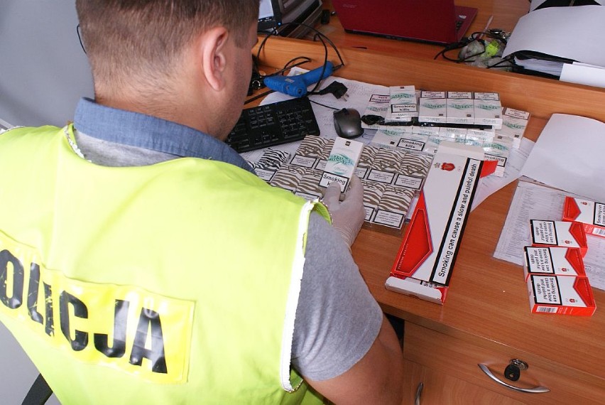 Wieluńscy policjanci ukrócili nielegalny biznes tytoniowy. Zatrzymano 70-letnią kobietę