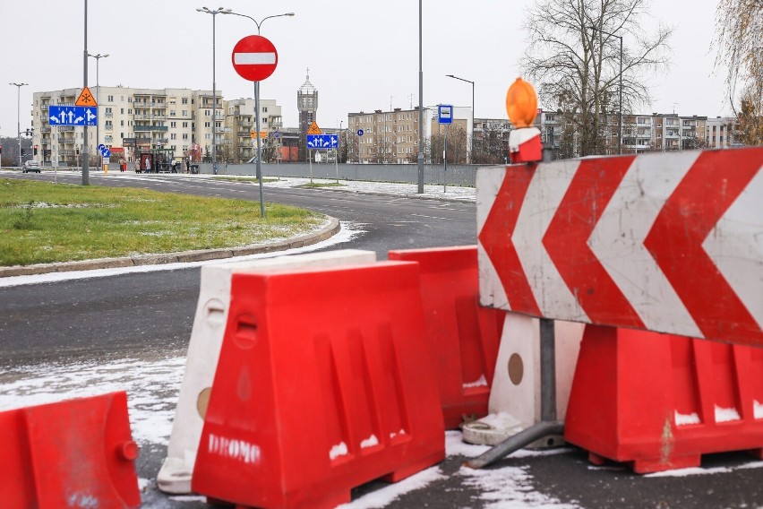 Znak zakaz wjazdu, widoczny na zdjęciach po prawej stronie,...