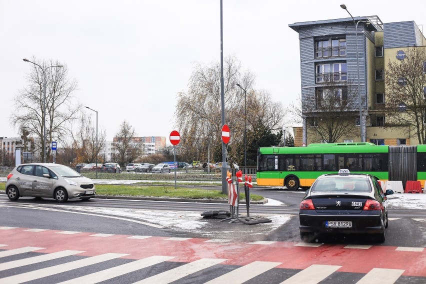 Znak zakaz wjazdu, widoczny na zdjęciach po prawej stronie,...