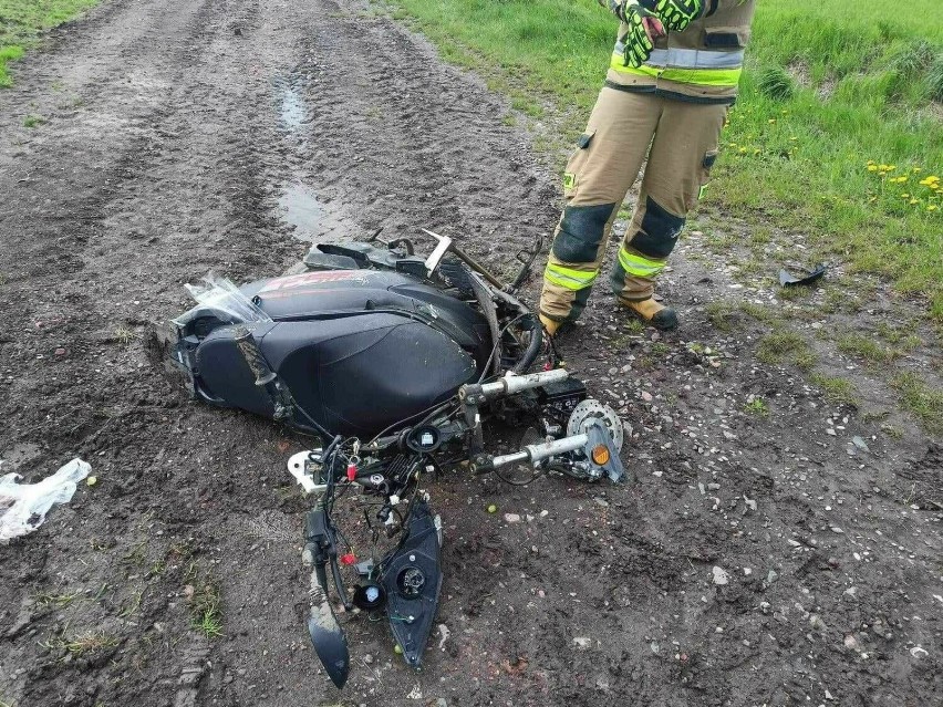 Śmiertelny wypadek w gminie Lichnowy. Zginął motorowerzysta uderzony przez samochód osobowy