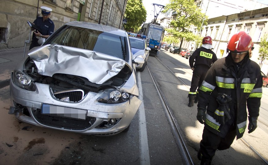Kraków: wypadek na ul. św Gertrudy. Pijany kierowca zderzył się z ciężarówką [ZDJĘCIA]