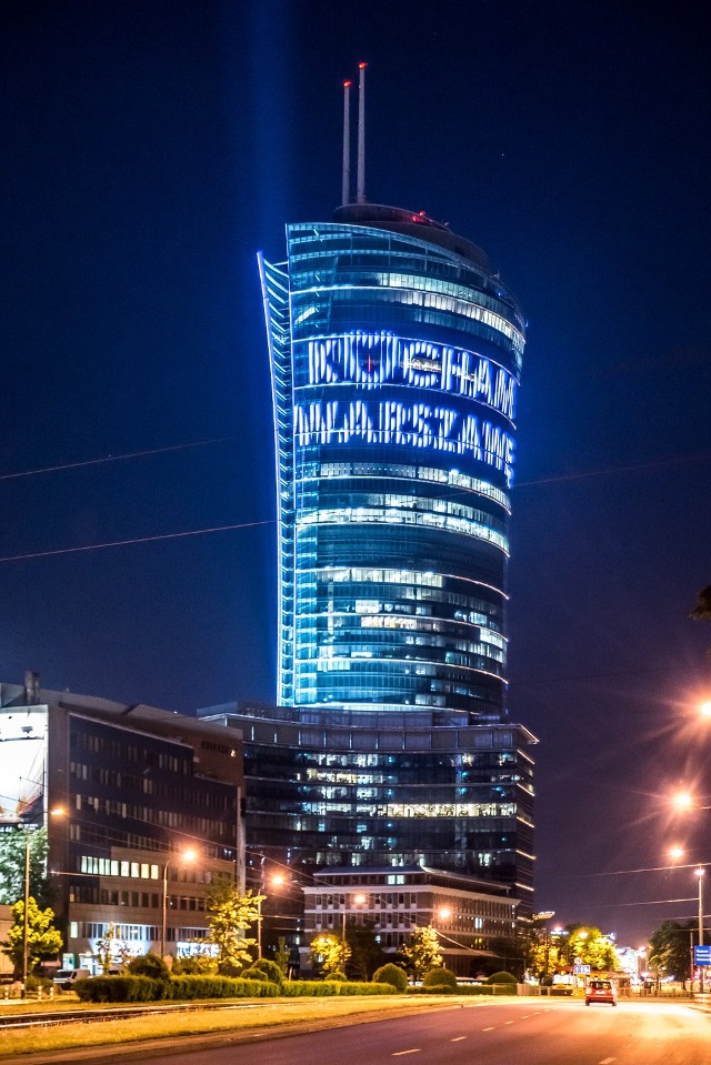 Nowy wieżowiec ma 220 metrów wysokości i aż 109 tys. mkw powierzchni biurowej. W budynku, który spektakularnie otwarto 12 maja, będzie pracowało ok. 8 tys. osób. Pod względem wysokości Warsaw Spire jest na drugim miejscu w Polsce. Lider jest niezmienny od lat...