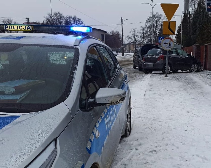Wypadek na ul. Sucharskiego w Radomsku. Zderzyły się 2 samochody osobowe, 3 osoby przewiezione do szpitala