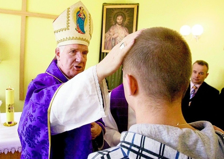 Biskup Ignacy Dec przechodzi na emeryturę. Kto go zastąpi? 