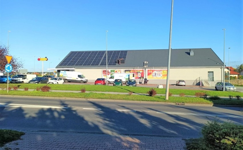 Zielona energia na dachu Biedronki w Lesznie. Na dachu marketu przy ulicy Kąkolewskiej zamontowano fotowoltaikę