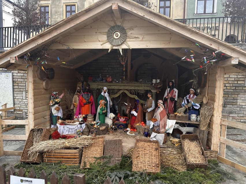 Drugi dzień świątecznego jarmarku na Rynku w Gorlicach i jego główna bohaterka - żywa szopka. To miejsce od rana jest oblegane przez dzieci